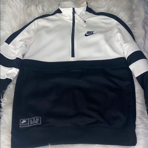 Black and white Nike sportswear 1/4 zip and pocket